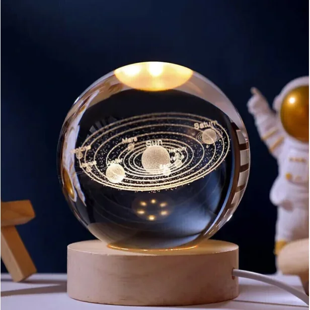 Esfera de cristal con base de madera
