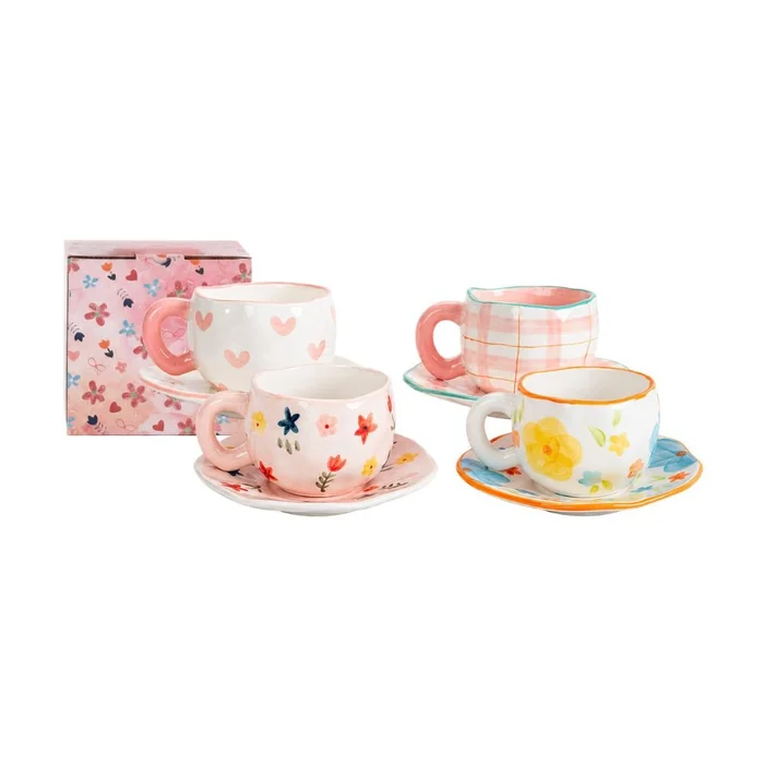 Taza de cerámica decorada con plato